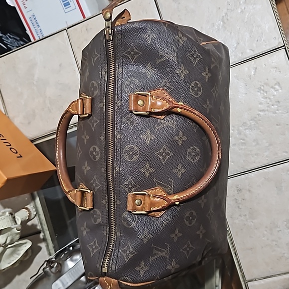 EUC Louis Vuitton Monogram Speedy 30 - Picture 12 of 17